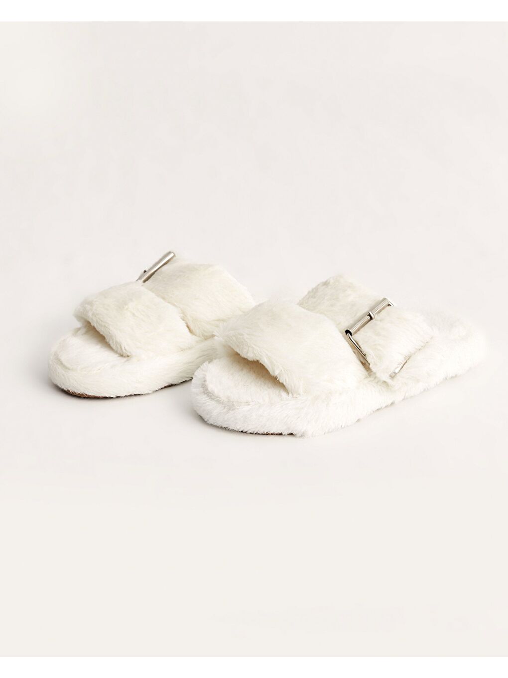 Kadın Beyaz Pelüş Tokalı Kışlık Ev İçi Terlik - D3411AX-1