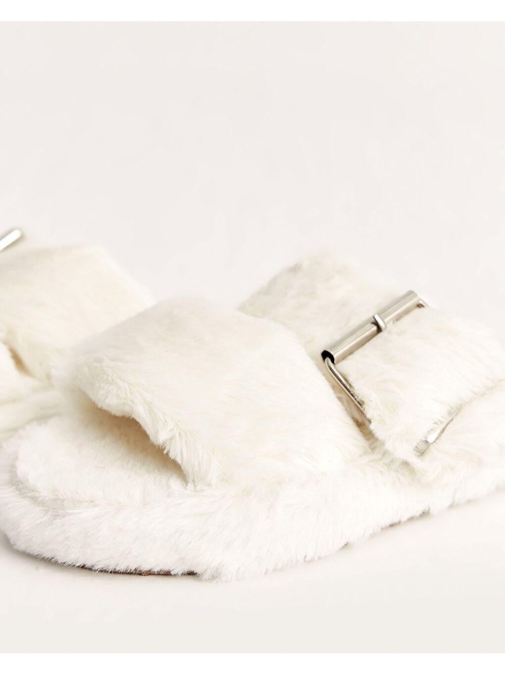 Kadın Beyaz Pelüş Tokalı Kışlık Ev İçi Terlik - D3411AX-3