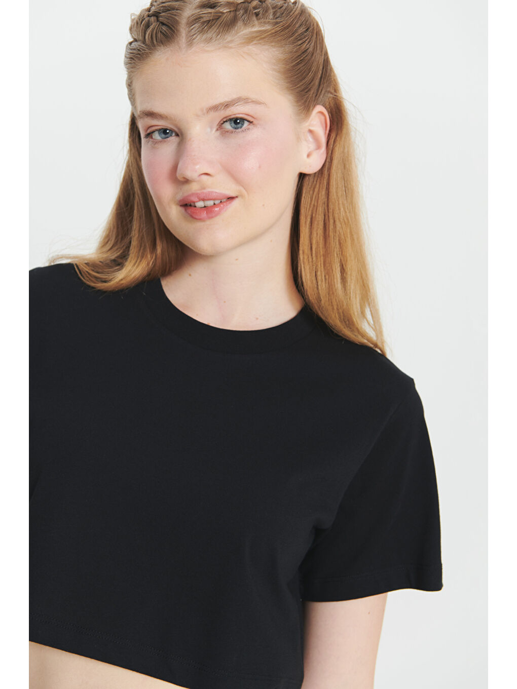 Siyah Standart Fit Normal Kesim %100 Pamuk Bisiklet Yaka Crop Tişört-3