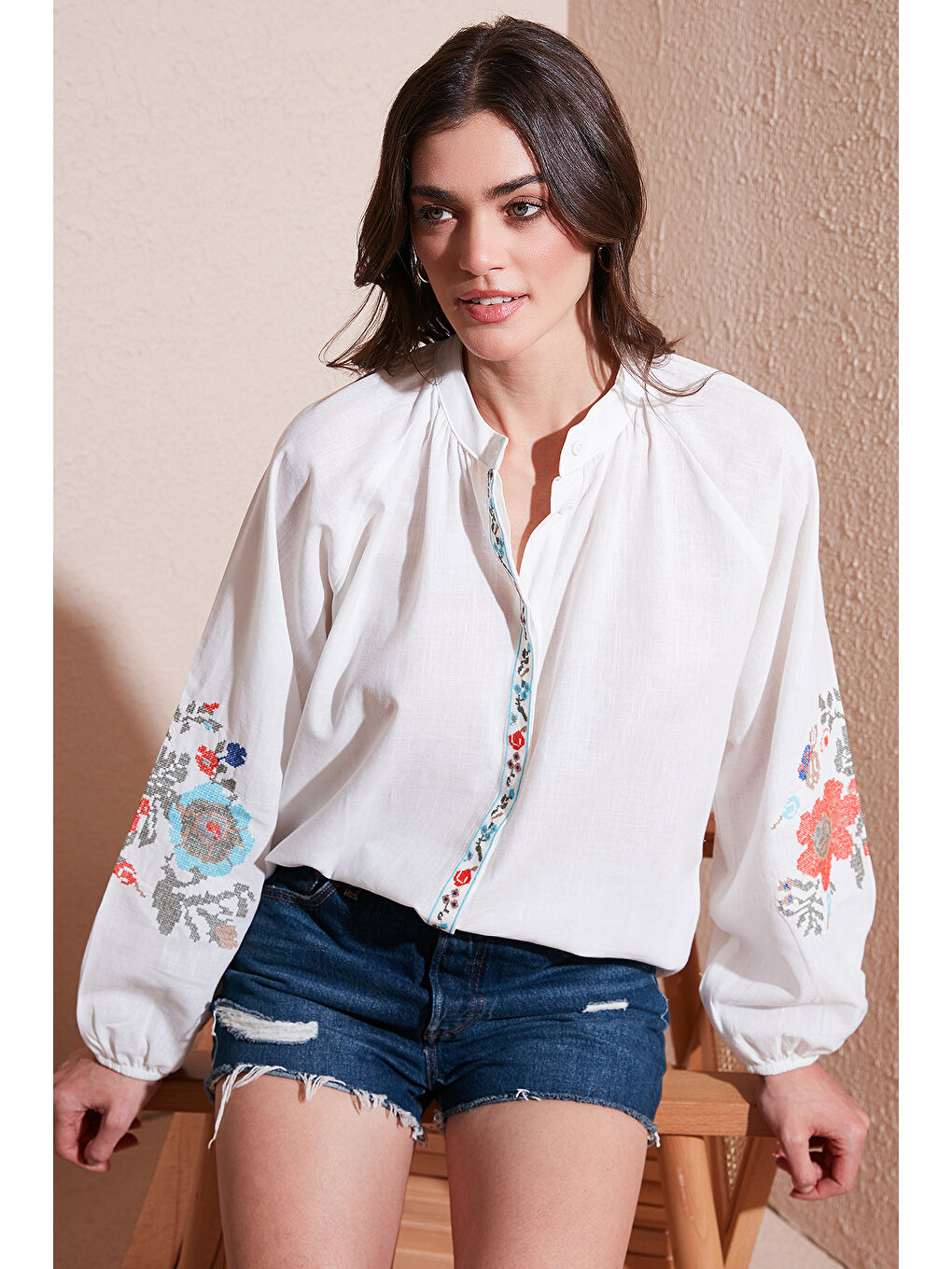 Beyaz Nakışlı Pamuklu Regular Fit Balon Kol Yazlık Kadın Gömlek 611BZ0173-1