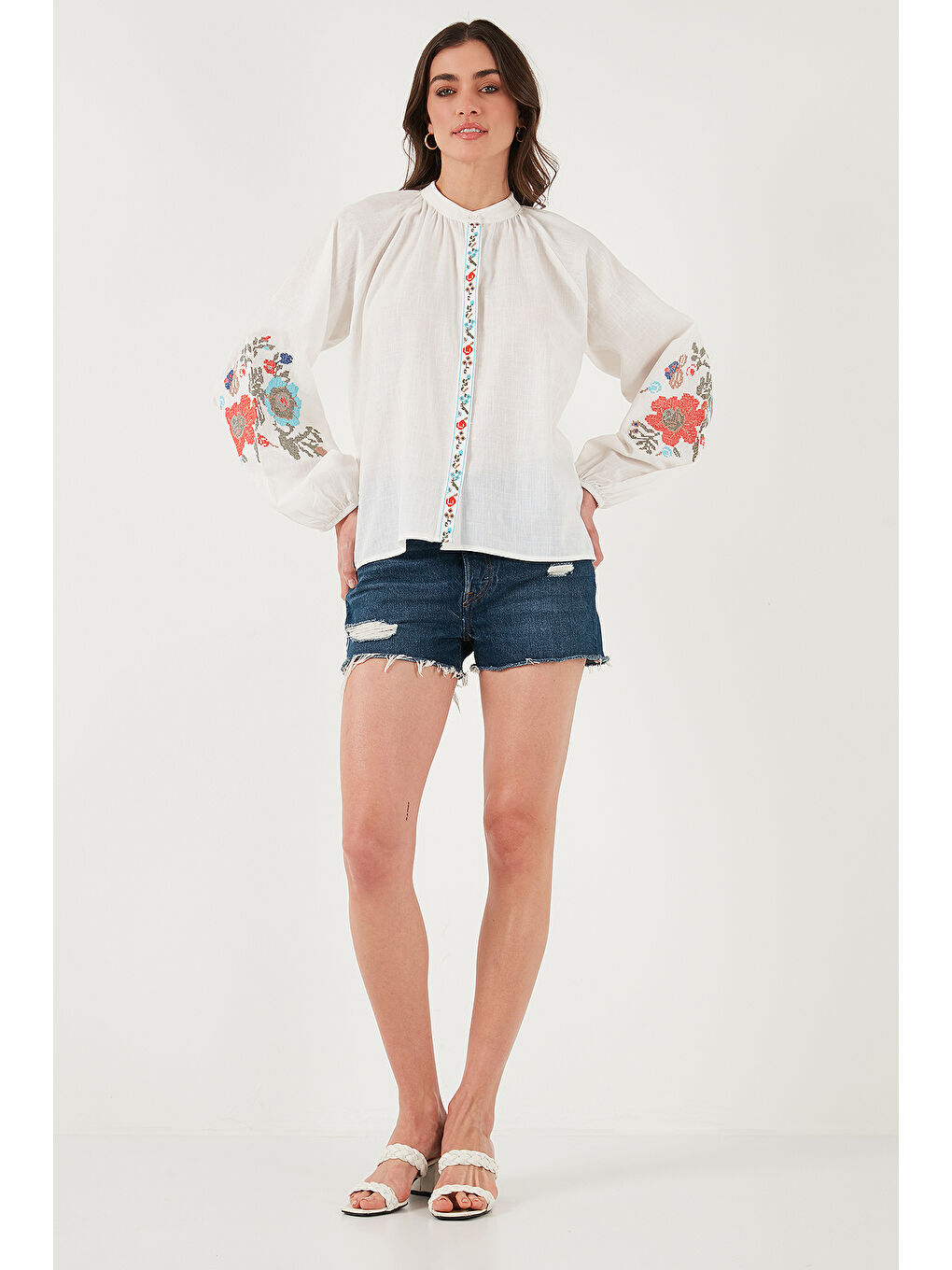 Beyaz Nakışlı Pamuklu Regular Fit Balon Kol Yazlık Kadın Gömlek 611BZ0173-2