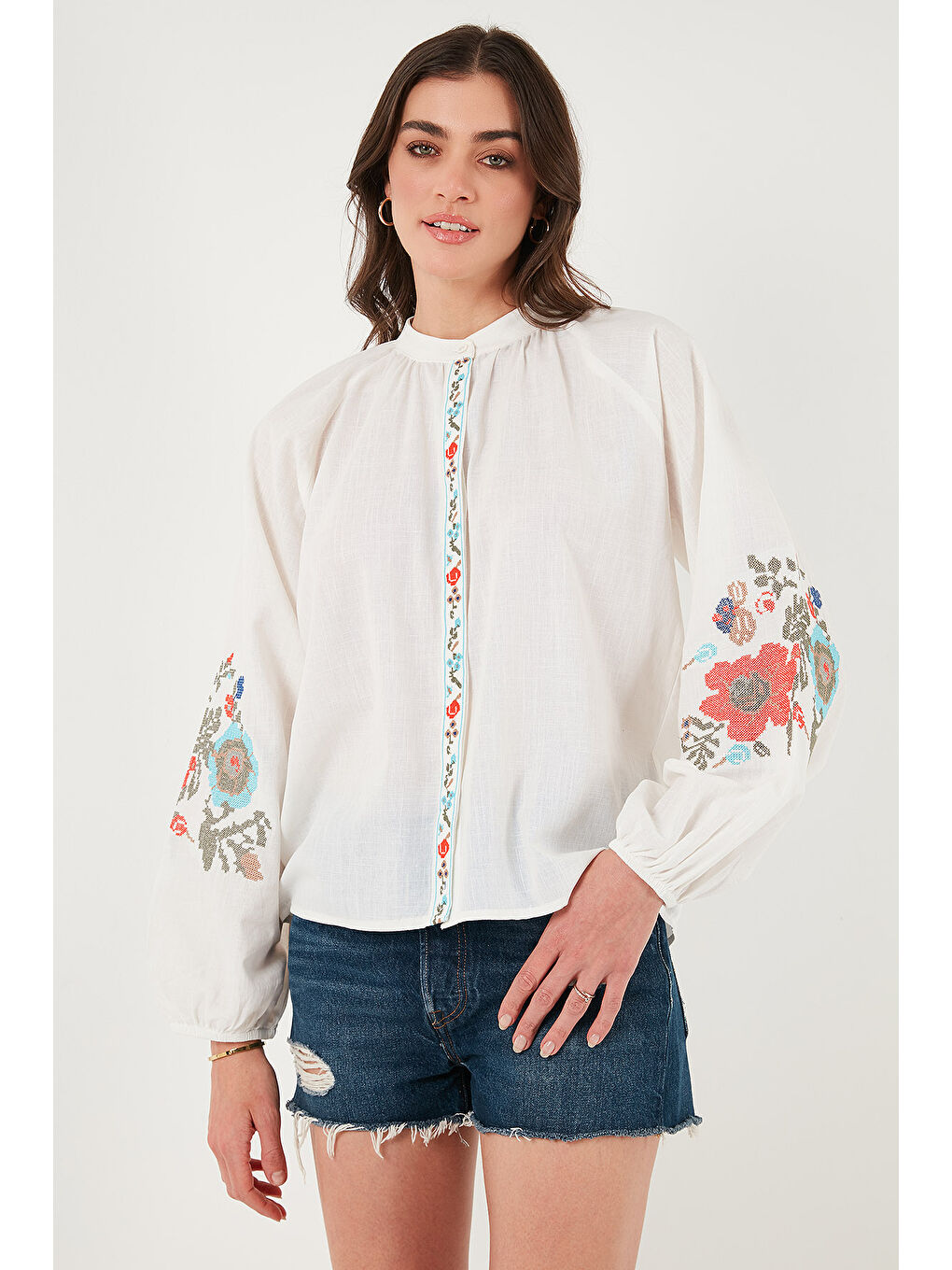 Beyaz Nakışlı Pamuklu Regular Fit Balon Kol Yazlık Kadın Gömlek 611BZ0173-3