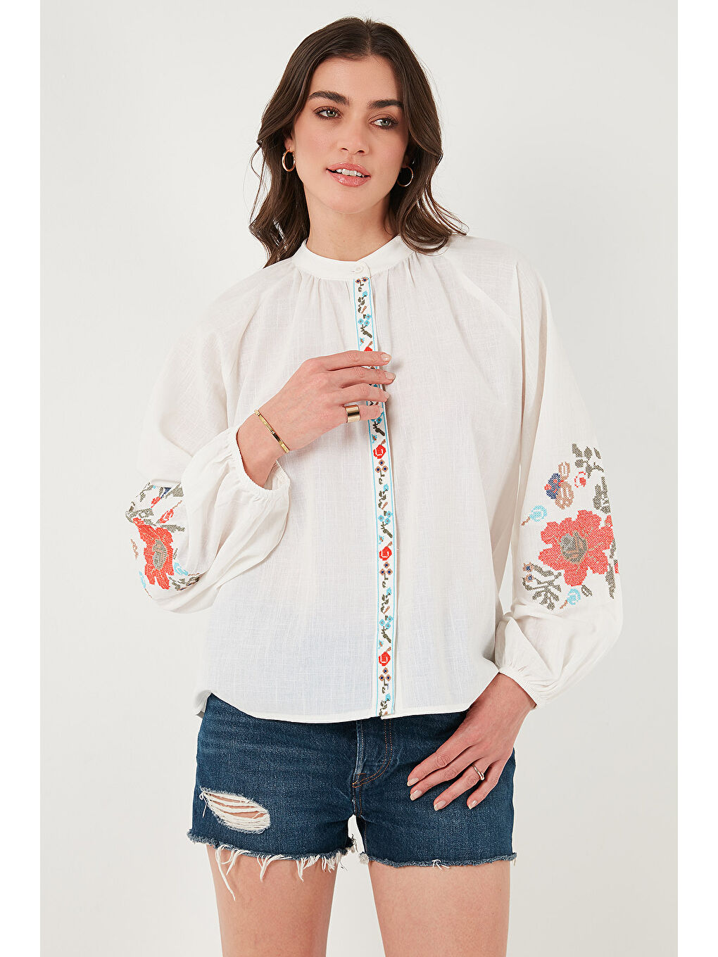 Beyaz Nakışlı Pamuklu Regular Fit Balon Kol Yazlık Kadın Gömlek 611BZ0173-4