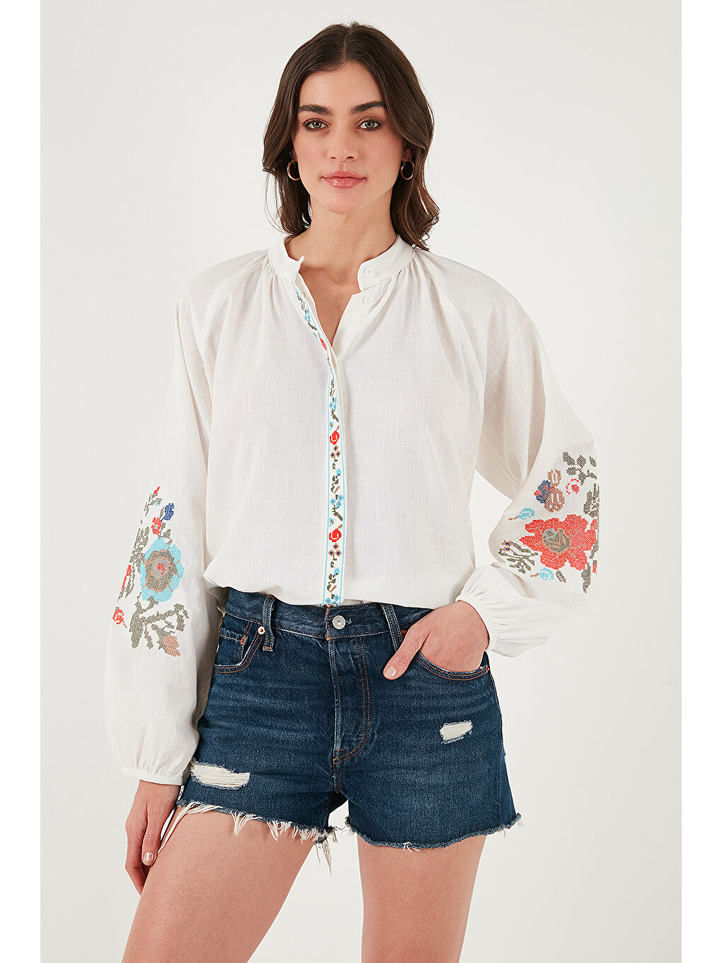 Beyaz Nakışlı Pamuklu Regular Fit Balon Kol Yazlık Kadın Gömlek 611BZ0173-5