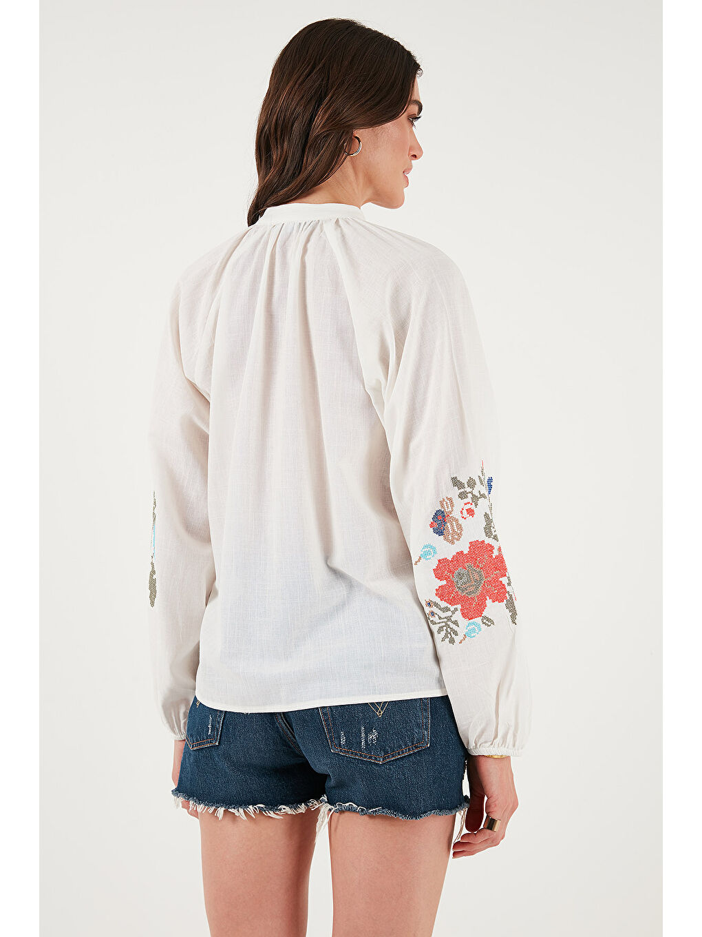 Beyaz Nakışlı Pamuklu Regular Fit Balon Kol Yazlık Kadın Gömlek 611BZ0173-6