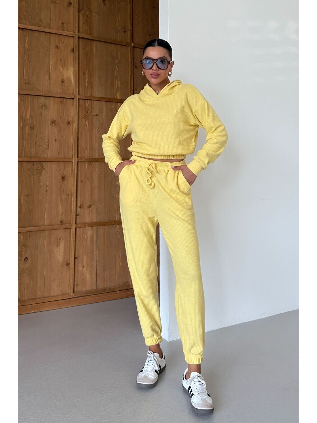 Kadın Sarı Kapüşonlu Crop Fitilli Alt-Üst Takım