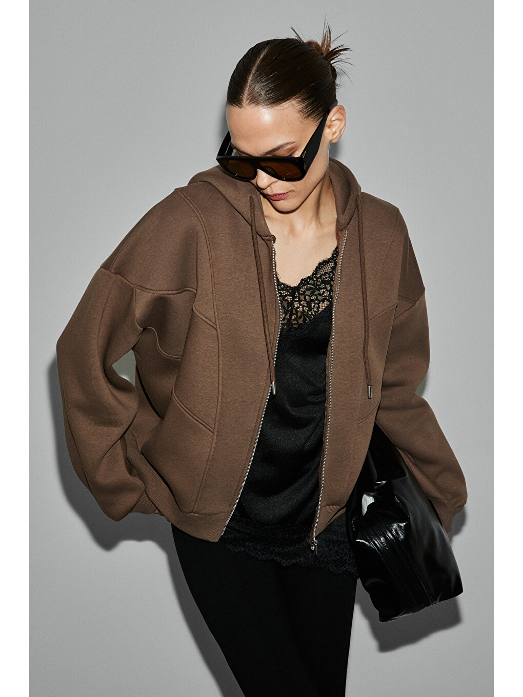 Kahverengi Vyselle Kadın Önü Kesikli Metal Fermuarlı Kapüşonlu Etiket Detaylı Oversize Acı Kahve Sweatshirt-5