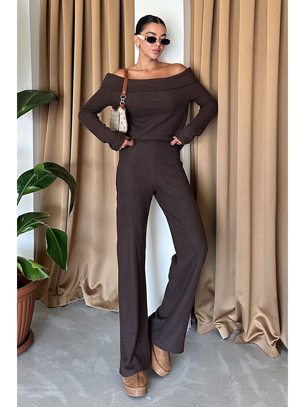 Kahverengi Selanik Kumaş Madonna Yaka Alt Üst Pantolonlu Takım