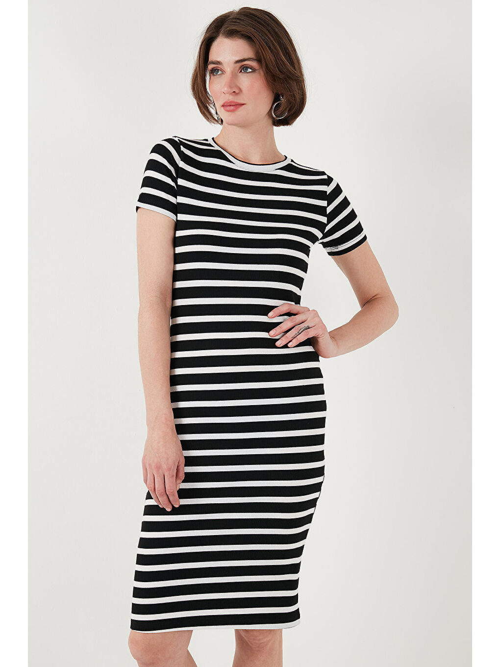 Siyah Slim Fit Çizgili Pamuklu Bisiklet Yaka Kısa Kollu Midi Kadın Elbise 5865700-4