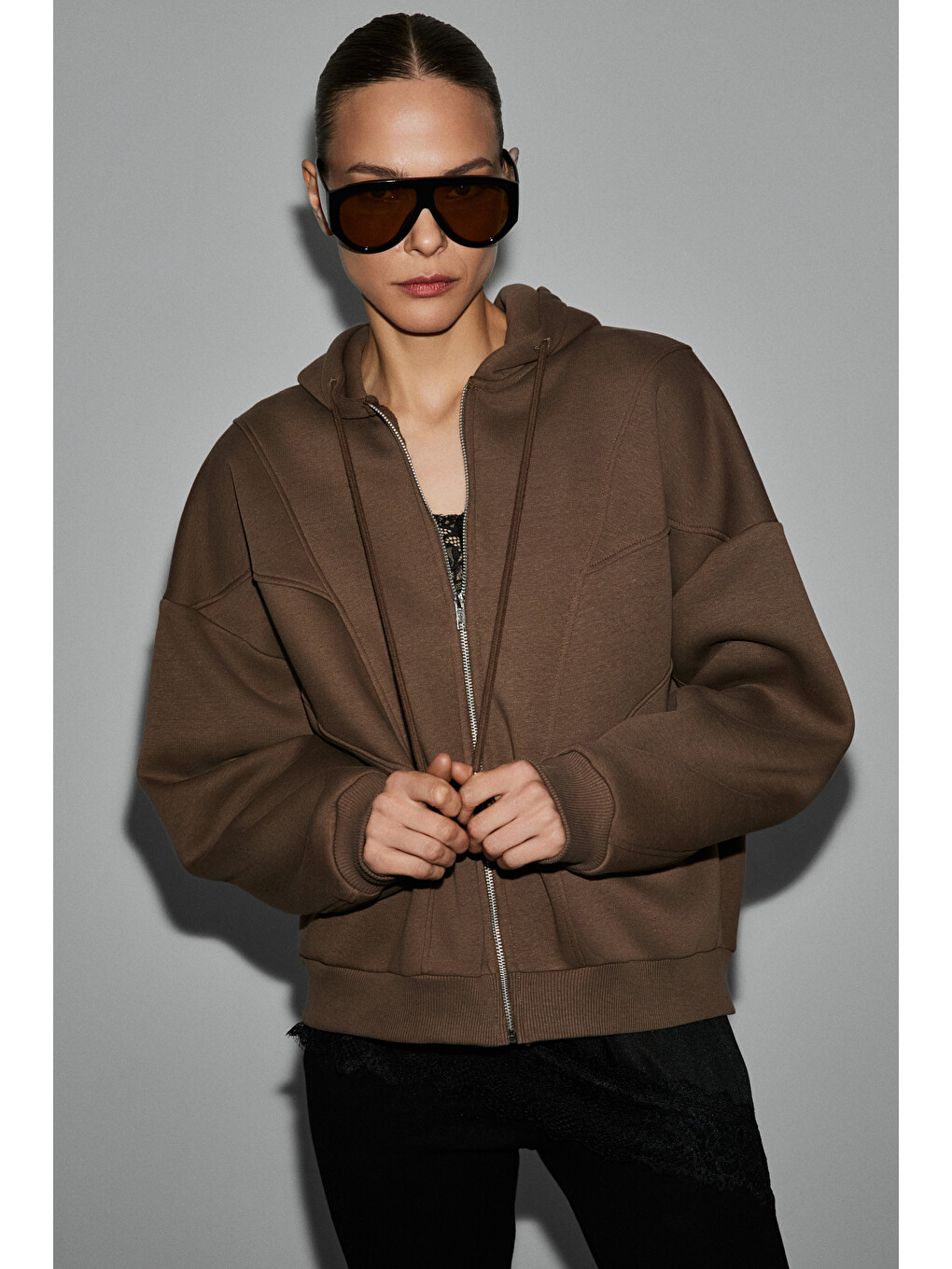 Kahverengi Vyselle Kadın Önü Kesikli Metal Fermuarlı Kapüşonlu Etiket Detaylı Oversize Acı Kahve Sweatshirt-6