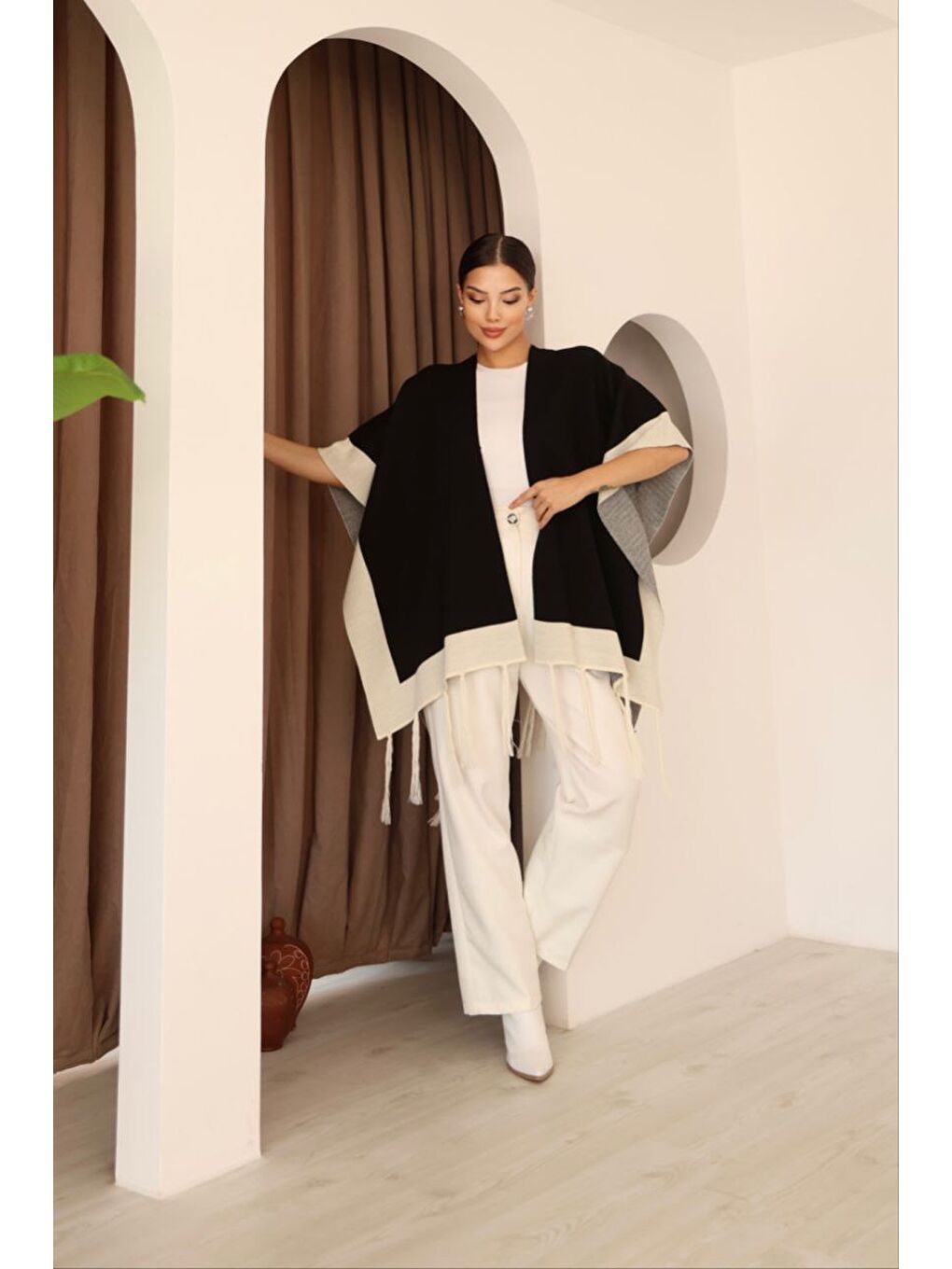 Siyah Püsküllü Renk Bloklu Kışlık Triko Panço-1
