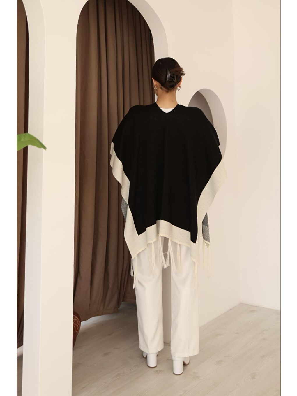 Siyah Püsküllü Renk Bloklu Kışlık Triko Panço-2