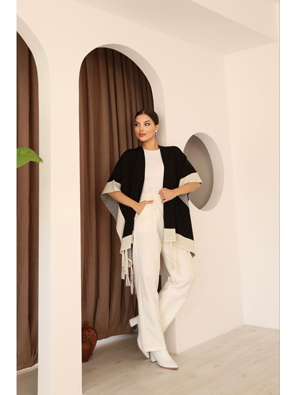 Siyah Püsküllü Renk Bloklu Kışlık Triko Panço-3