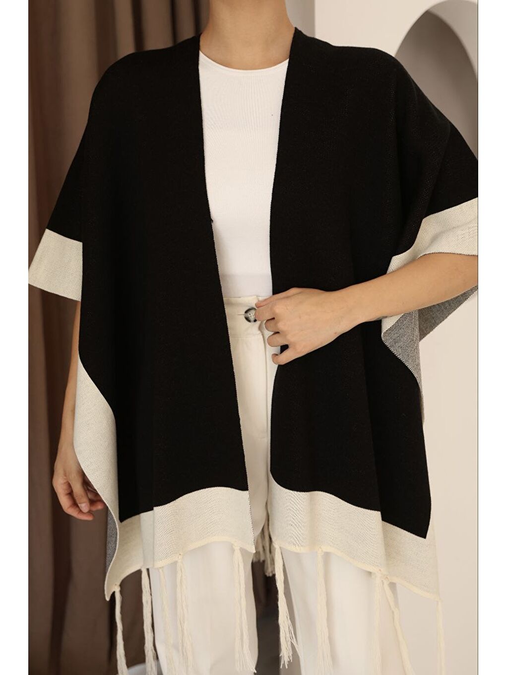 Siyah Püsküllü Renk Bloklu Kışlık Triko Panço-4