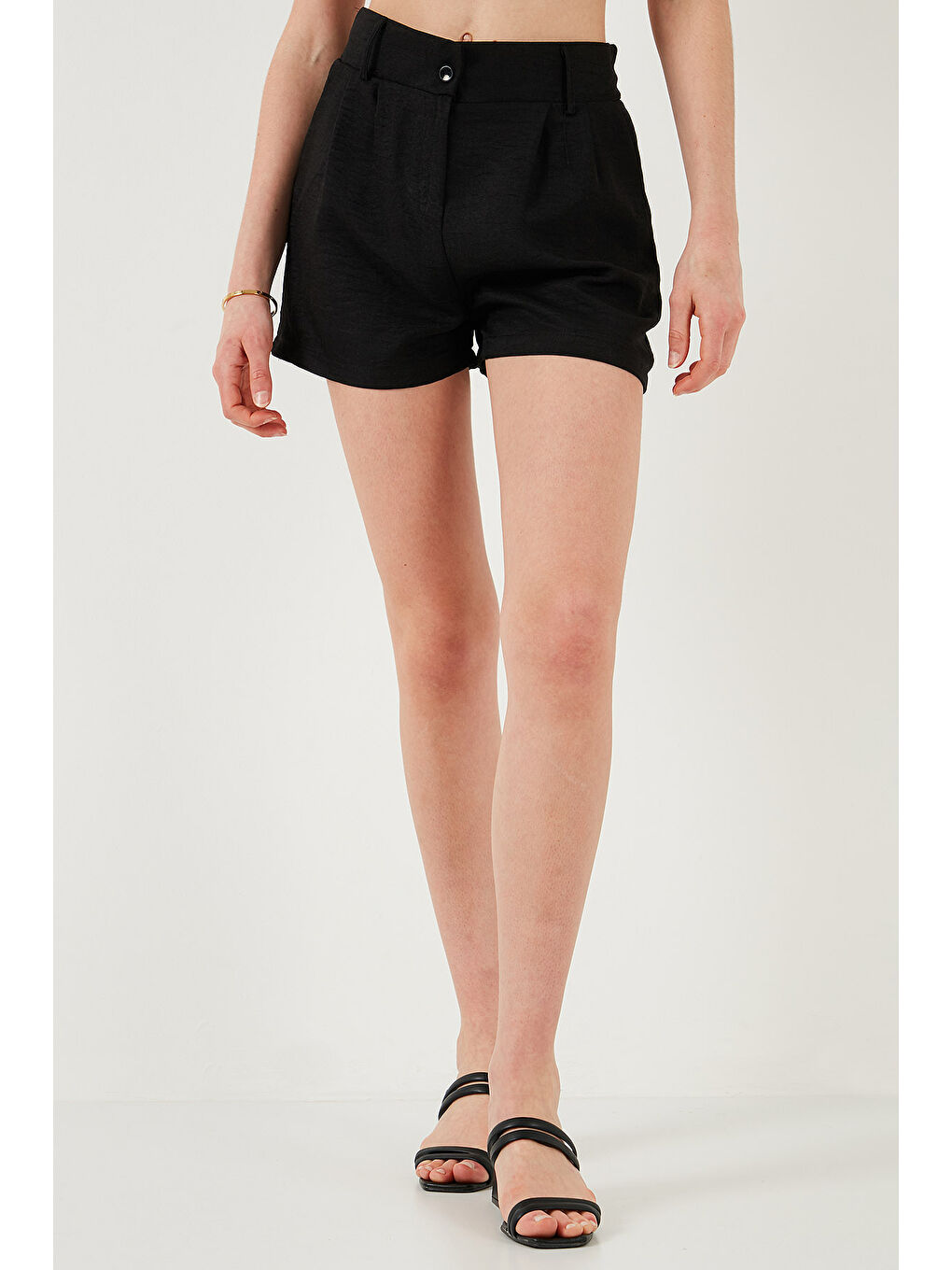 Siyah Kırçıllı Regular Fit Cepli Kısa Kadın Şort 5866201-1