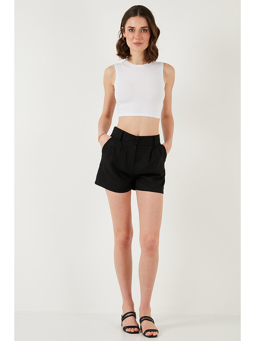 Siyah Kırçıllı Regular Fit Cepli Kısa Kadın Şort 5866201-2