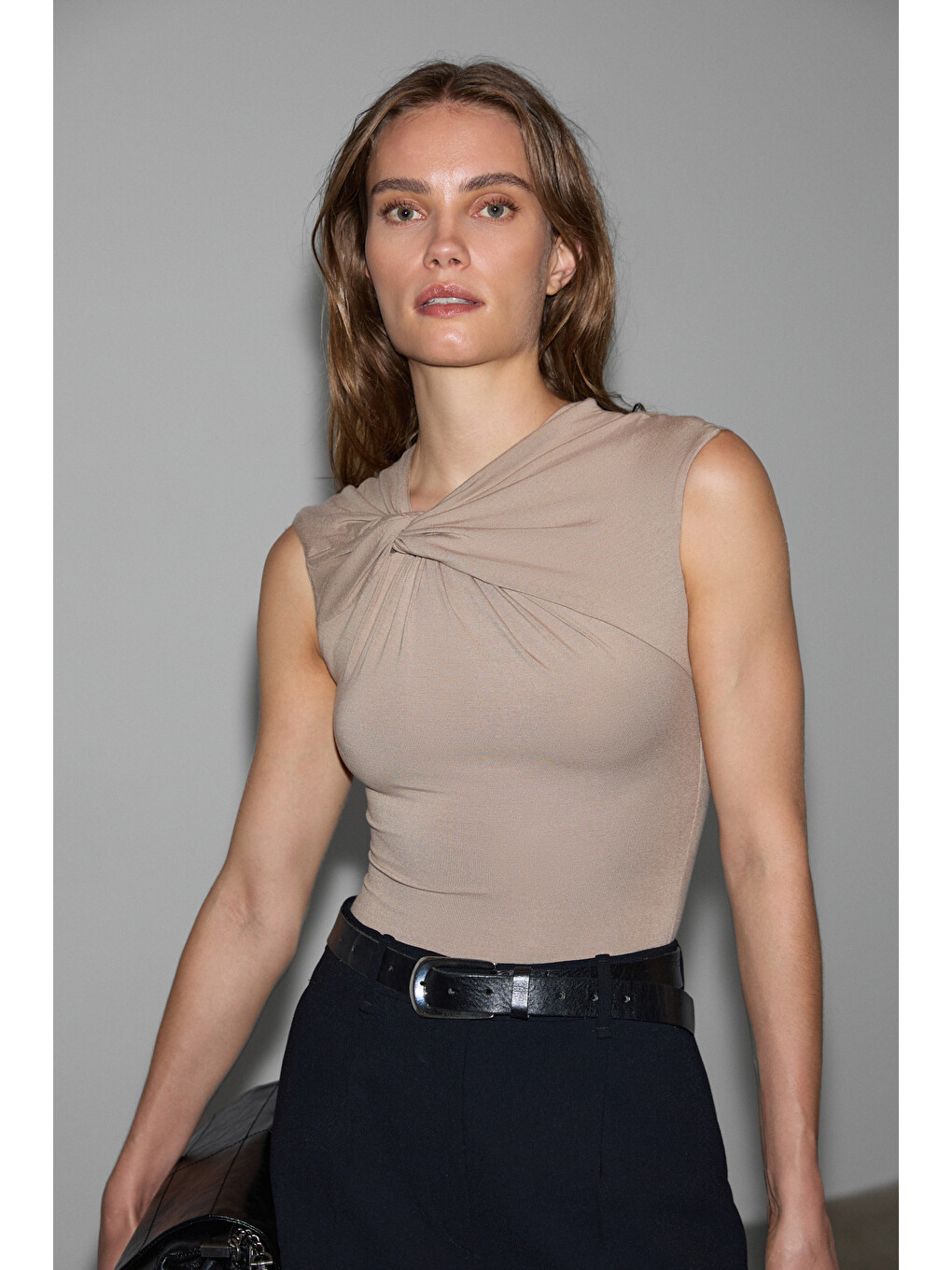Bej ORILENNA Kadın Önü Düğüm Detaylı Vücudu Saran Sıfır Kollu Slim Fit BEJ Bluz-2