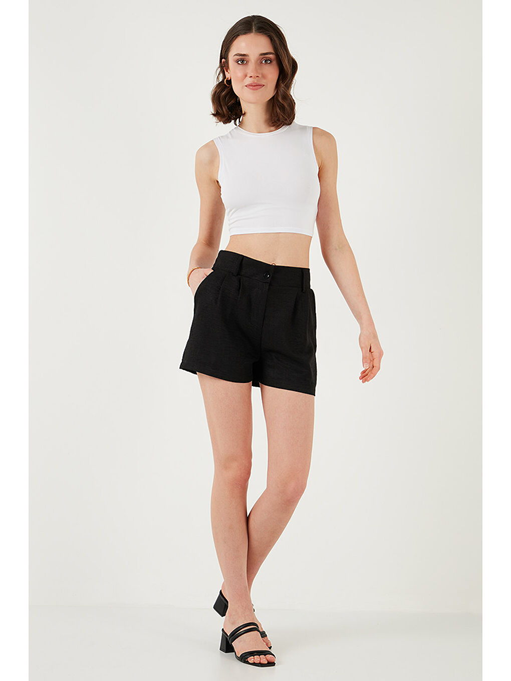 Siyah Kırçıllı Regular Fit Cepli Kısa Kadın Şort 5866201-4