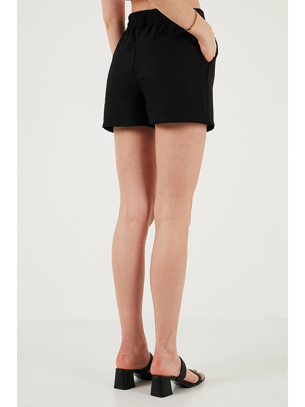 Siyah Kırçıllı Regular Fit Cepli Kısa Kadın Şort 5866201-6