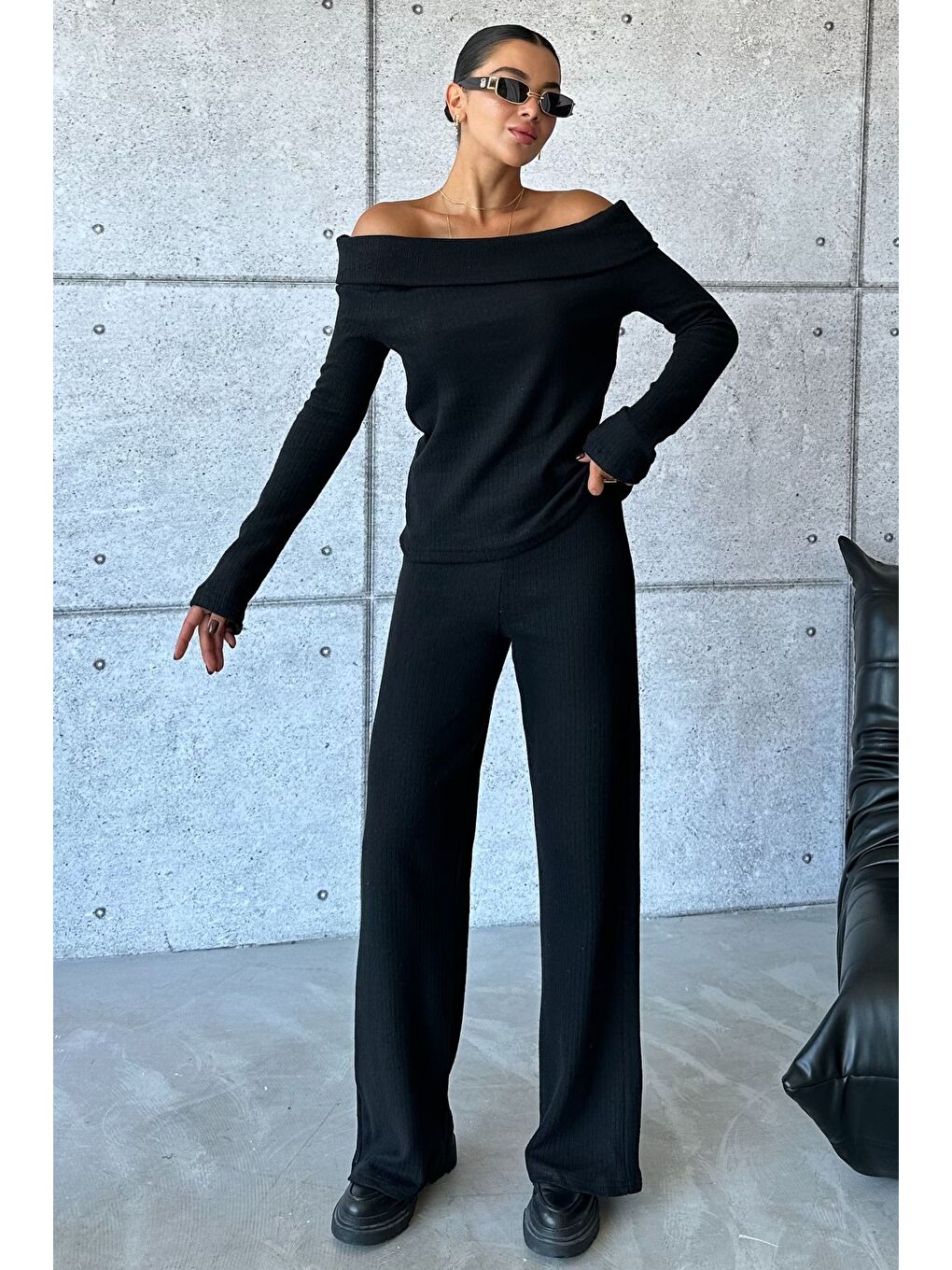 Siyah Selanik Kumaş Madonna Yaka Alt Üst Pantolonlu Takım