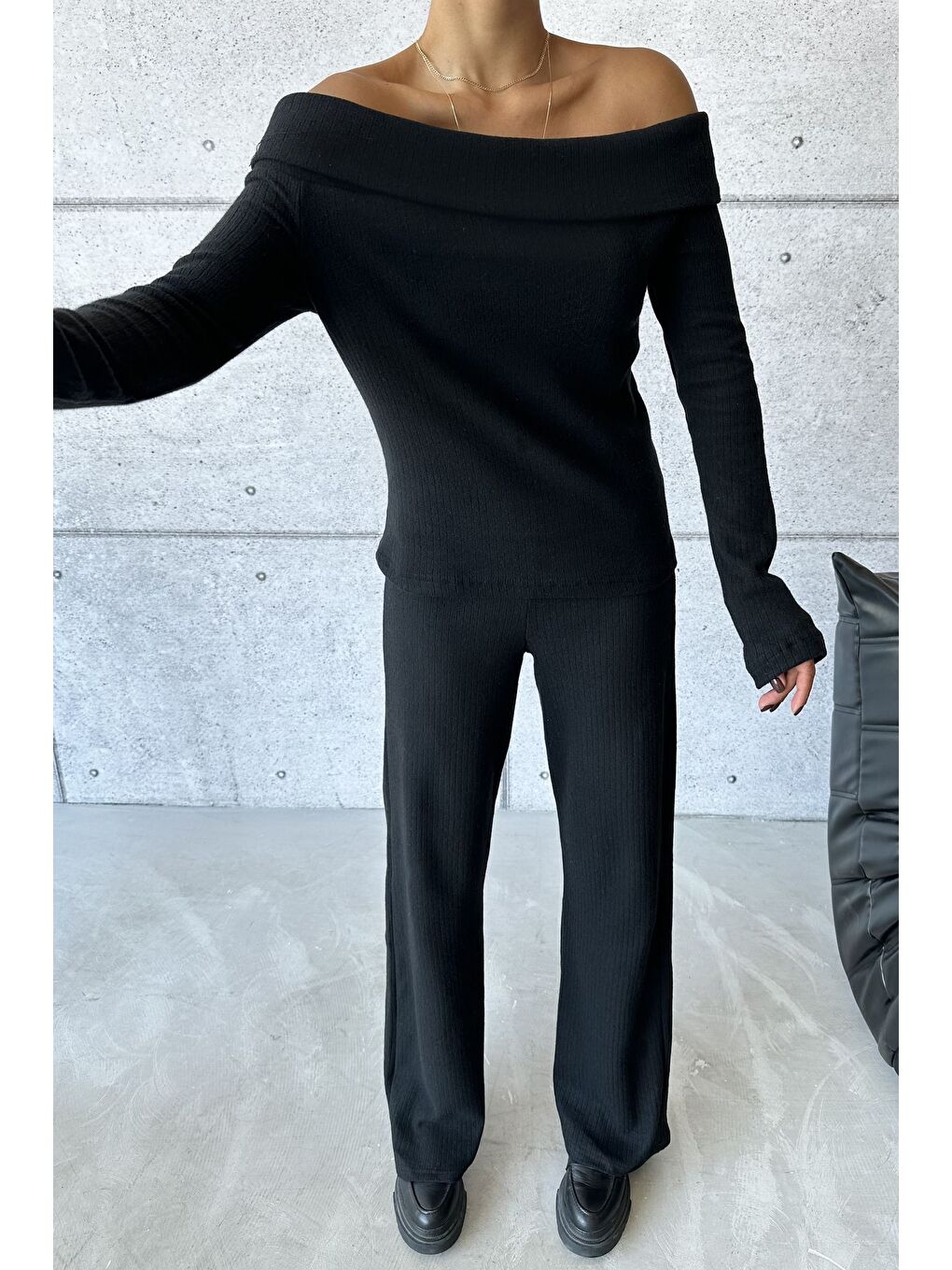 Siyah Selanik Kumaş Madonna Yaka Alt Üst Pantolonlu Takım-1