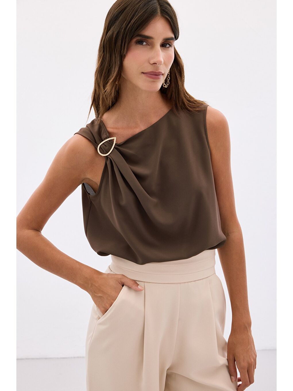 Kahverengi Tek Omuz Detaylı Bluz - Kahve