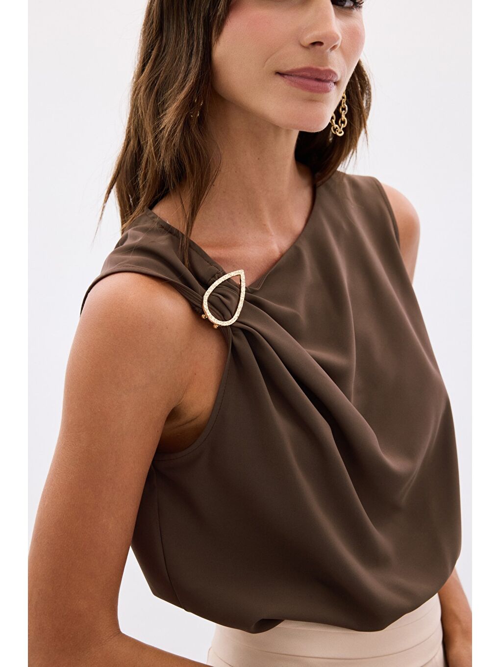 Kahverengi Tek Omuz Detaylı Bluz - Kahve-3