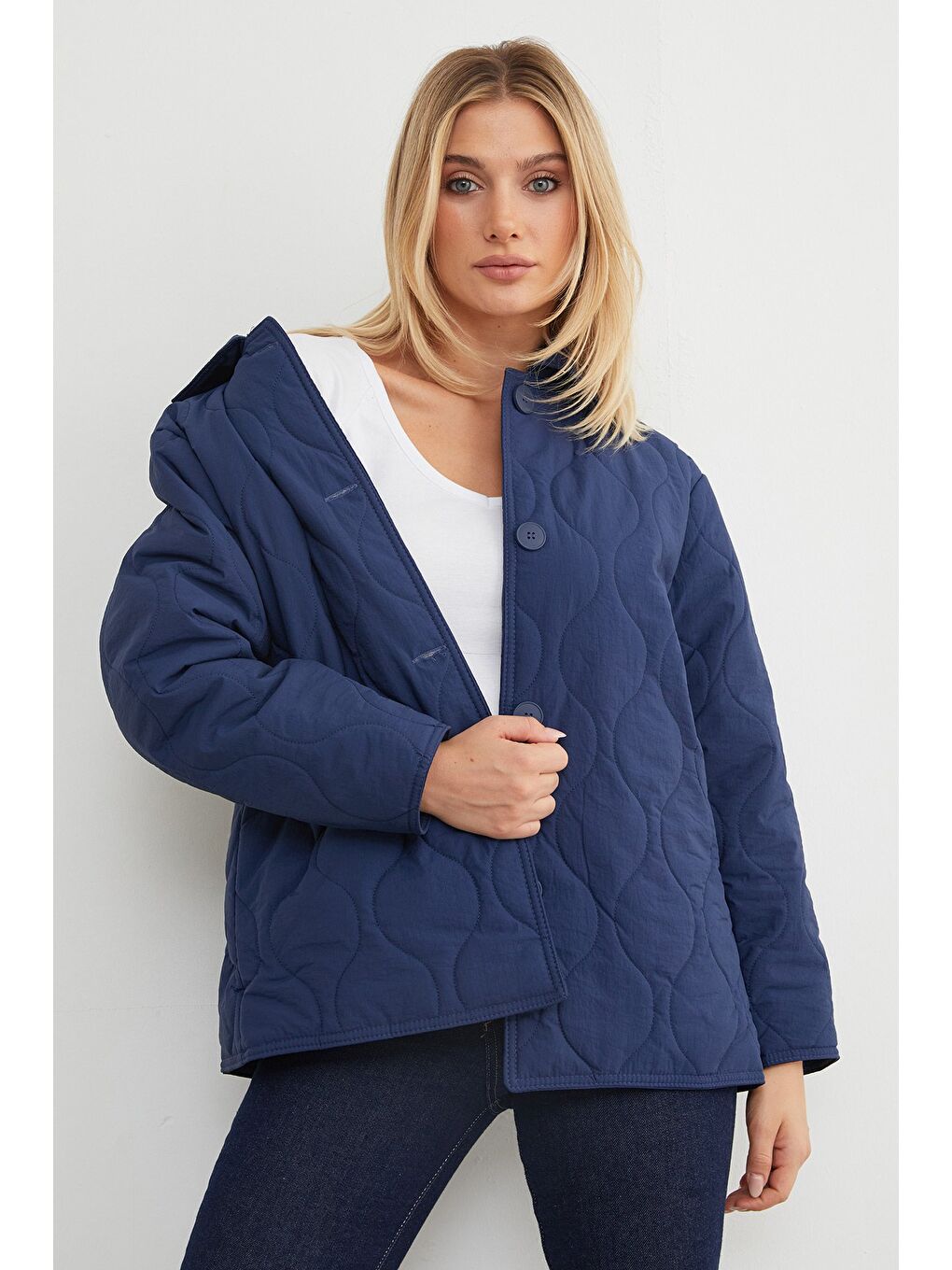 Lacivert Su Yolu Desenli Kapitone Oversize Düğmeli Mont-1