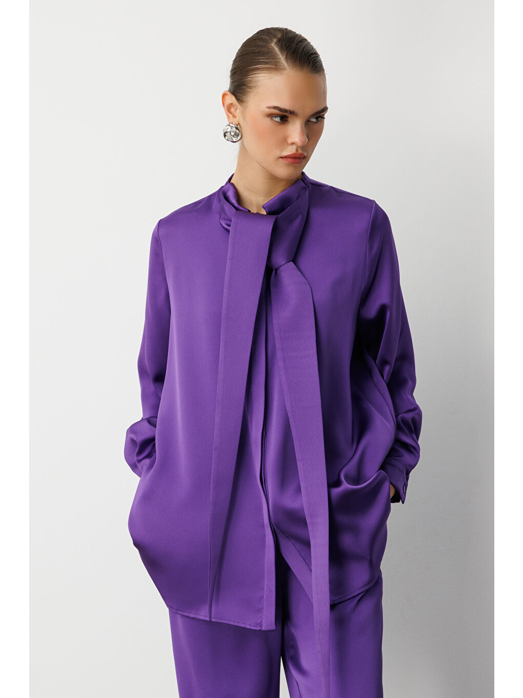 Uzun Fular Detaylı Mor Saten Bluz-1