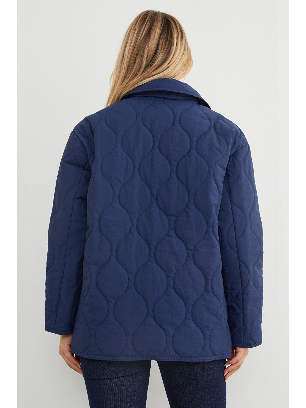 Lacivert Su Yolu Desenli Kapitone Oversize Düğmeli Mont-3