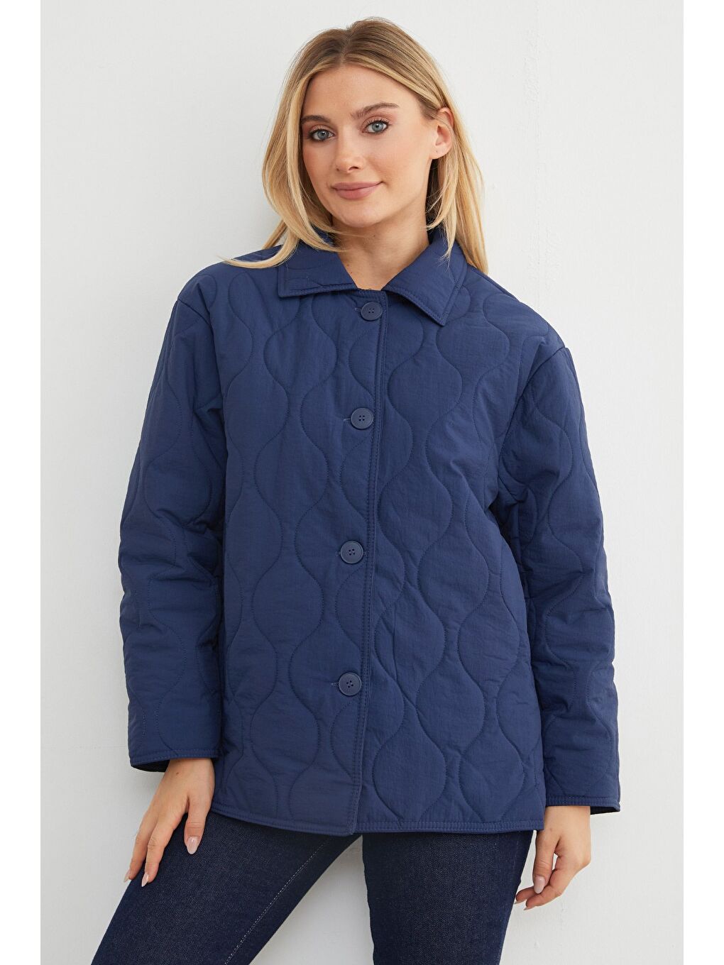 Lacivert Su Yolu Desenli Kapitone Oversize Düğmeli Mont-4