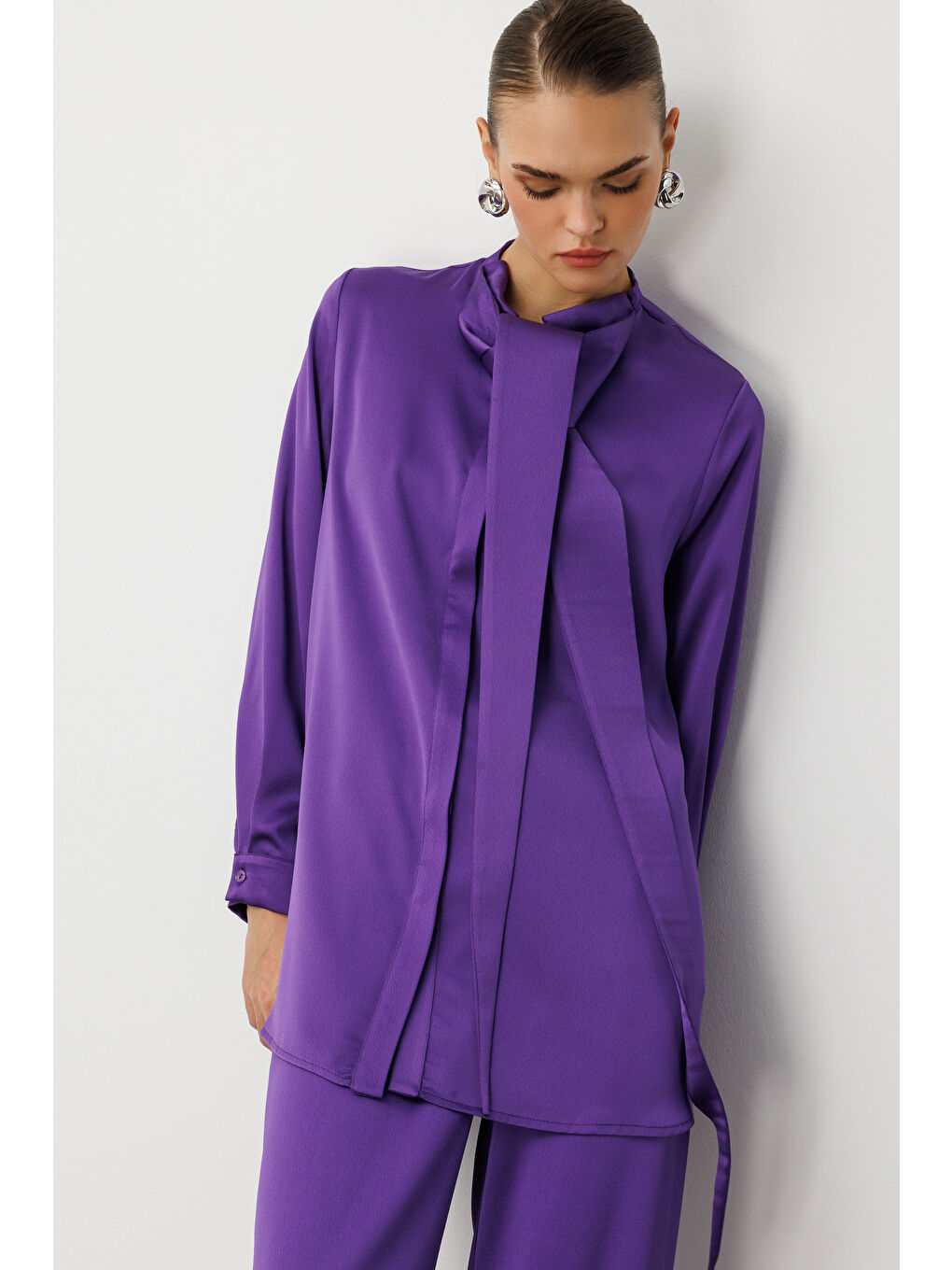 Uzun Fular Detaylı Mor Saten Bluz-2