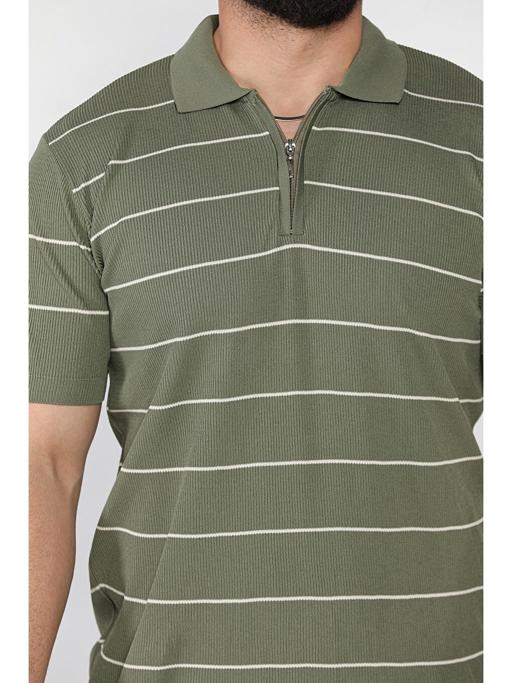 Haki Erkek Polo Yaka Yarım Fermuarlı Çizgi Desenli Triko Tişört-3