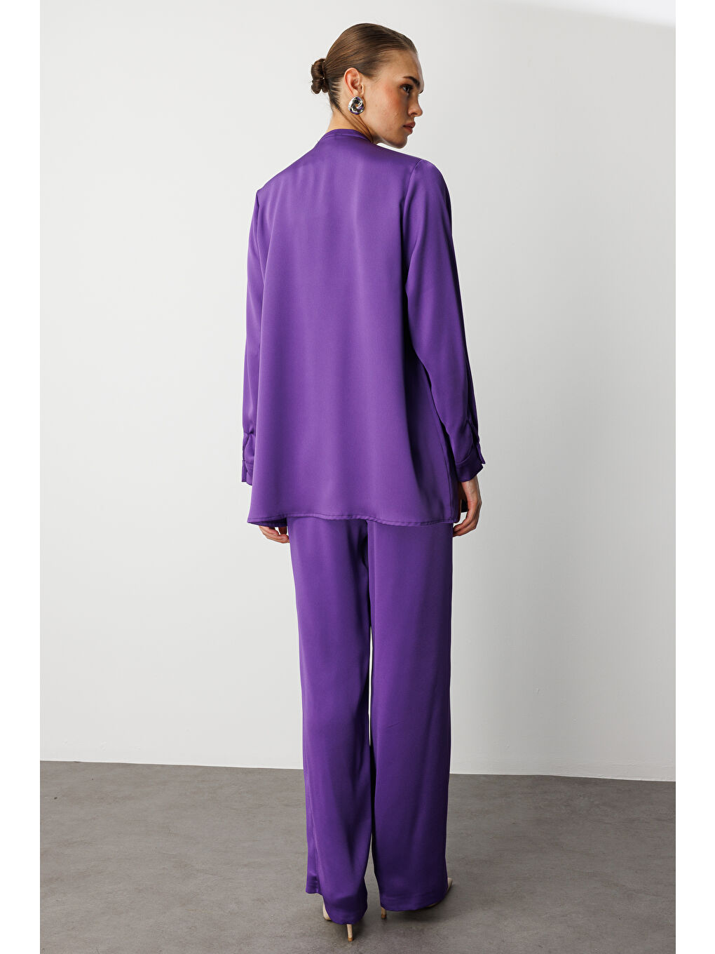 Uzun Fular Detaylı Mor Saten Bluz-3