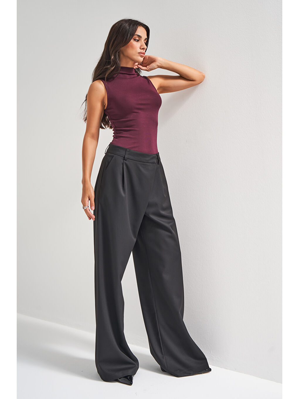 Kadın Siyah Renk w5-1 Palazzo Fit Pile ve Kemer Detaylı Viskon Pamuk Kumaş Pantolon-3