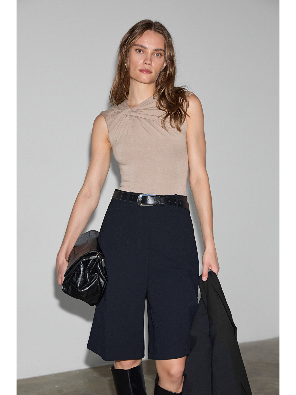 Bej ORILENNA Kadın Önü Düğüm Detaylı Vücudu Saran Sıfır Kollu Slim Fit BEJ Bluz-4