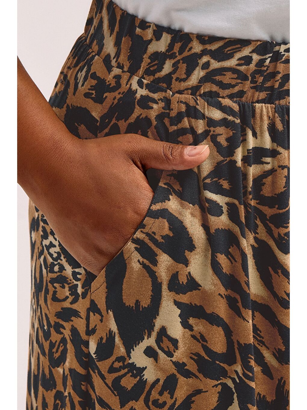 Kahverengi Büyük Beden Beli Lastikli Bol Paça Leopar Desenli Cepli Pantolon 304271-3