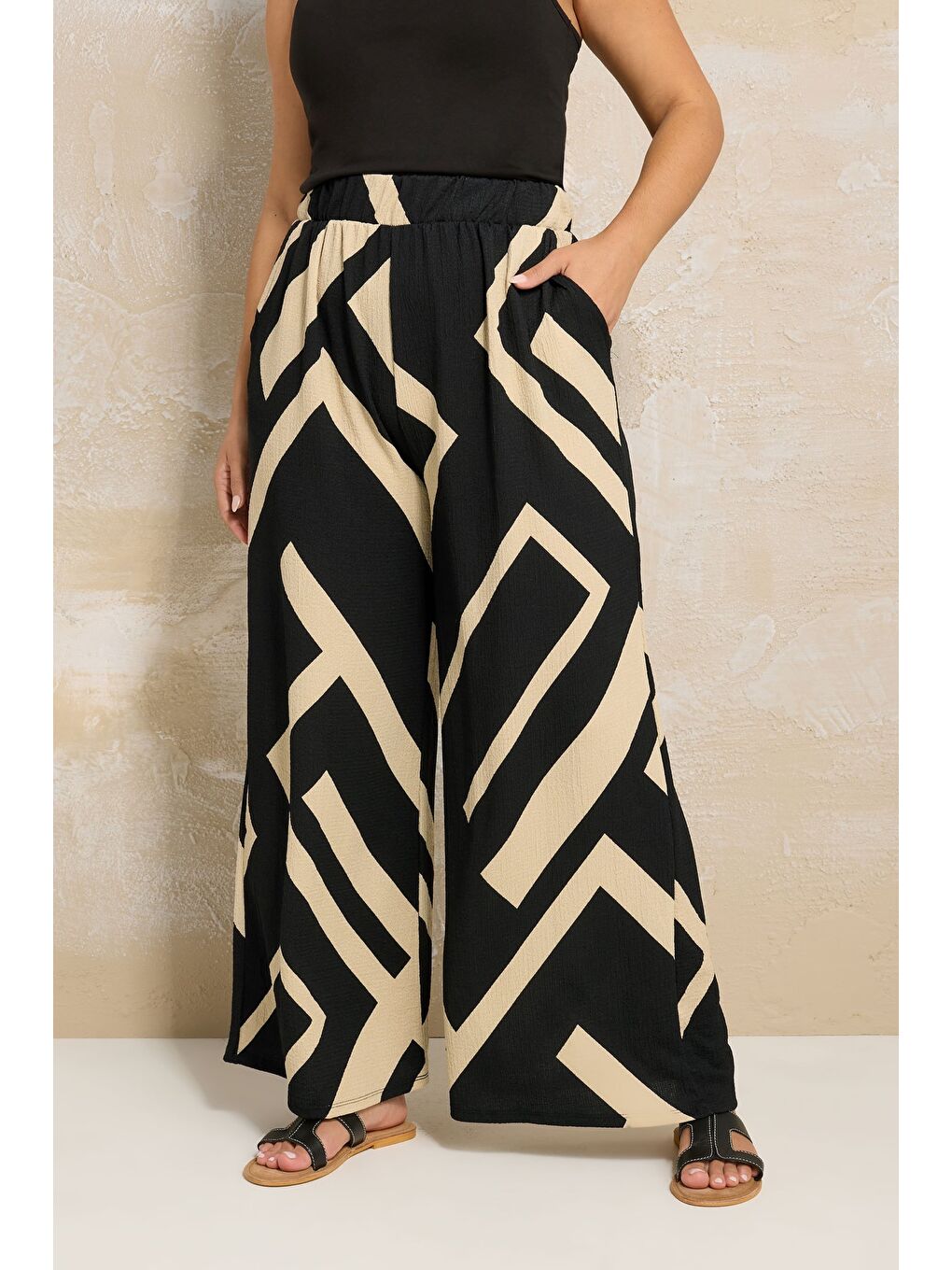 Siyah Büyük Beden Beli Lastikli Bol Paça Cepli Pantolon 310141-1