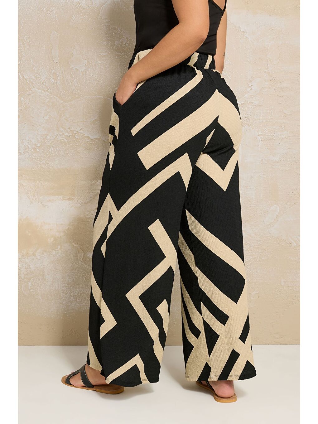 Siyah Büyük Beden Beli Lastikli Bol Paça Cepli Pantolon 310141-3