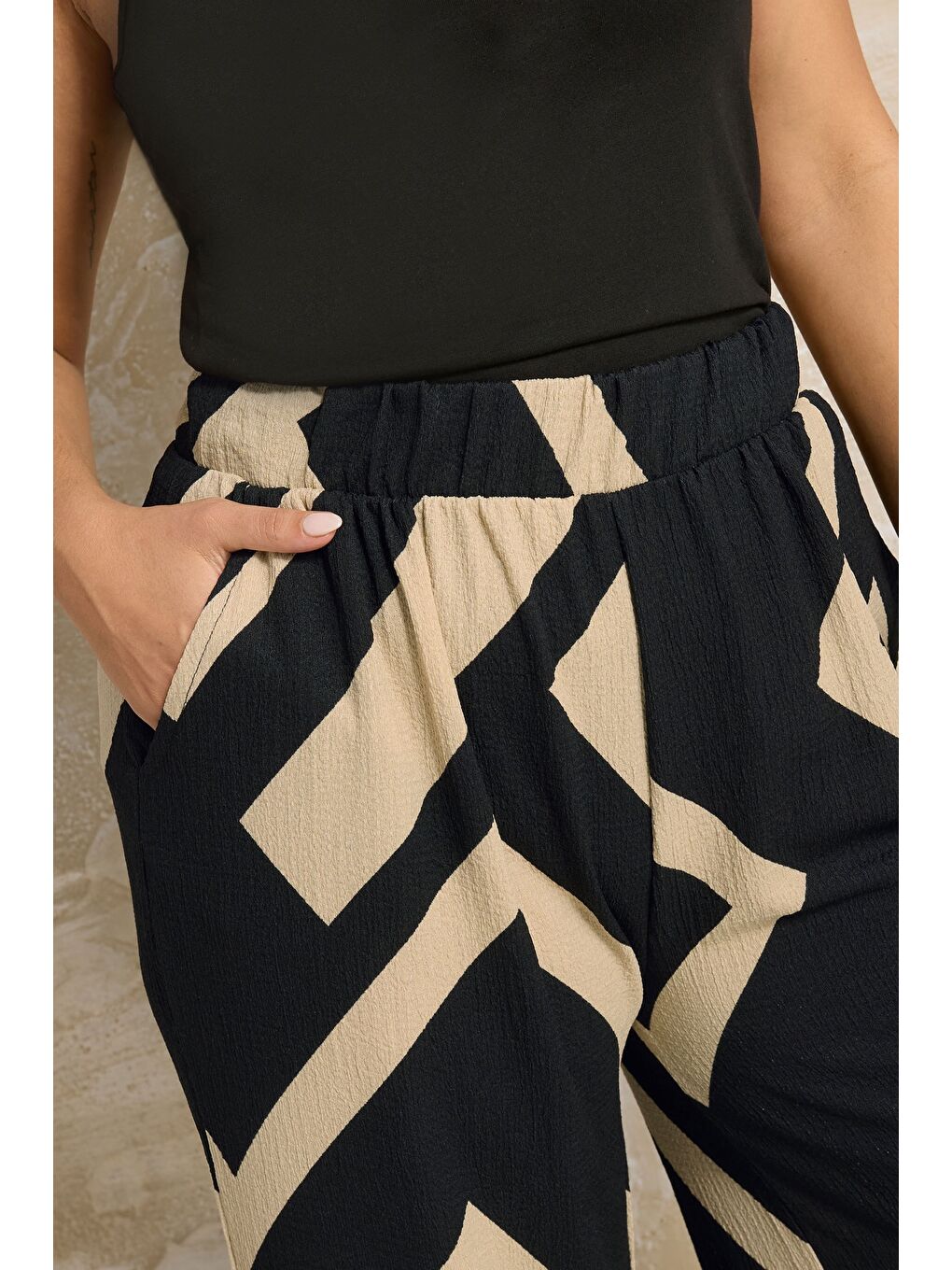 Siyah Büyük Beden Beli Lastikli Bol Paça Cepli Pantolon 310141-4