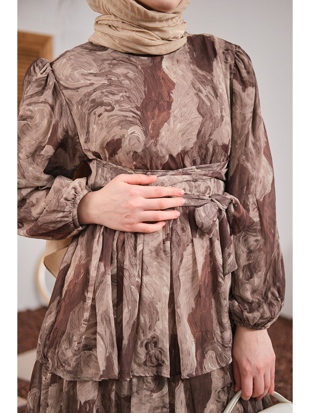 Kadın Kat Kat Detay Kuşaklı Astarlı Şifon Elbise Kahverengi-3