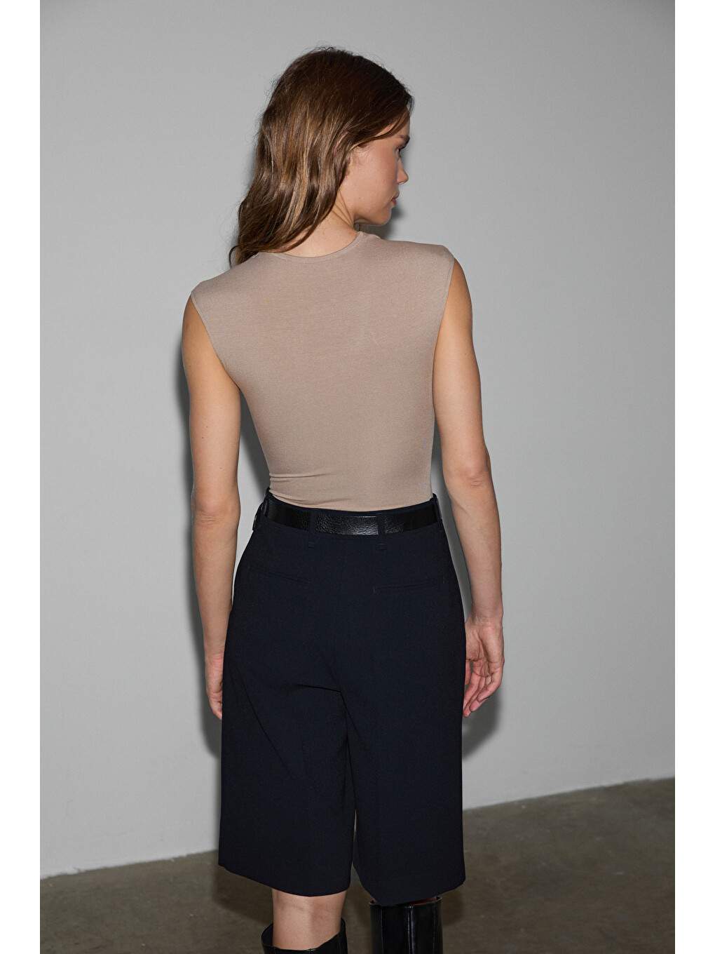 Bej ORILENNA Kadın Önü Düğüm Detaylı Vücudu Saran Sıfır Kollu Slim Fit BEJ Bluz-5