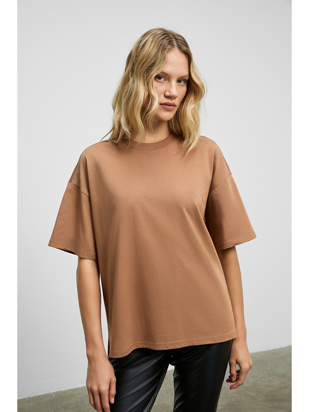 Bej Jemmy Kadın %100 Organik Pamuk Relaxed Fit Yırtmaçlı Yuvarlak Yakalı VİZON T-Shirt-1
