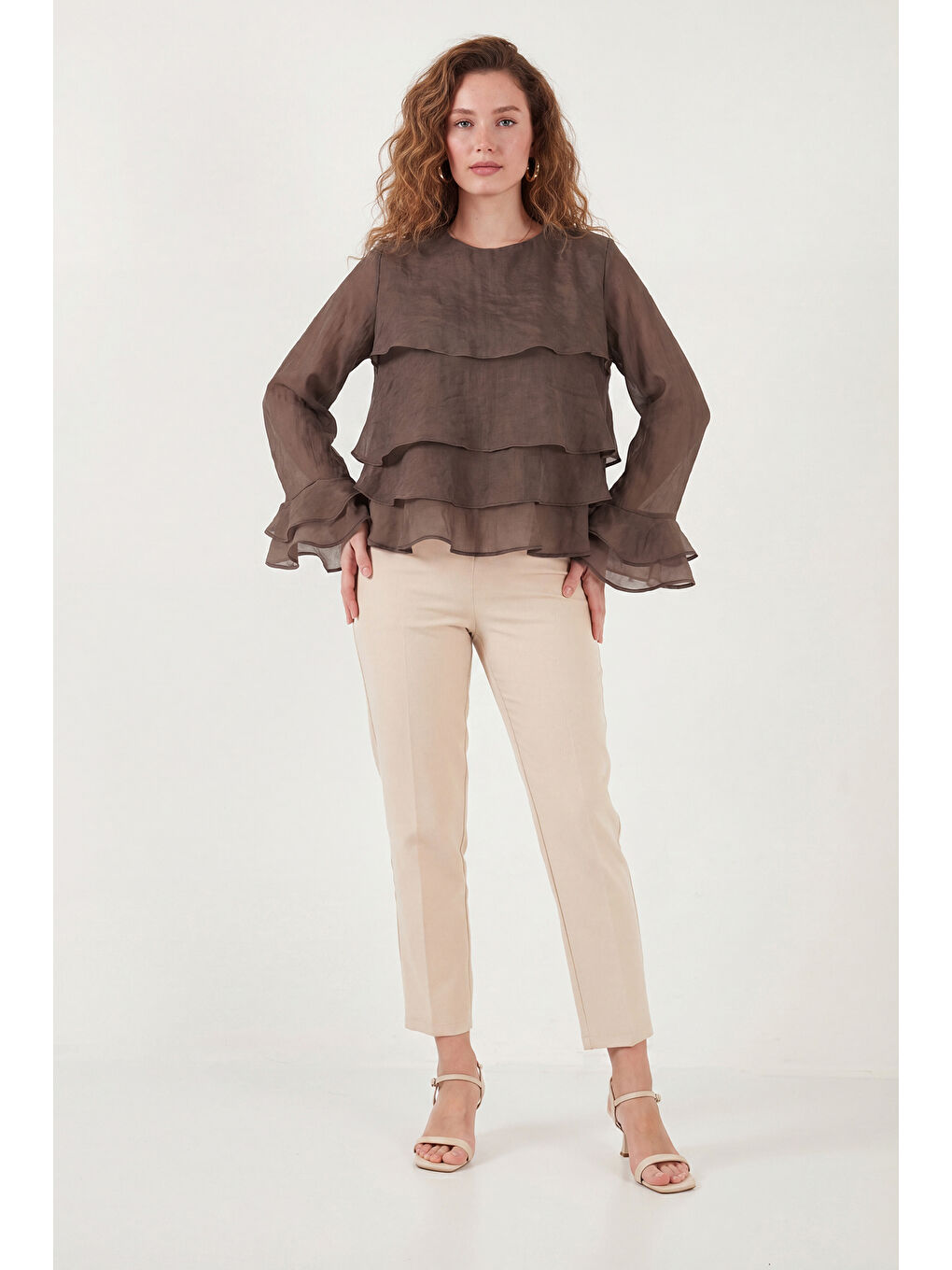 Kahverengi Fırfırlı Relaxed Fit Uzun Kollu Yuvarlak Bluz 6835049-2