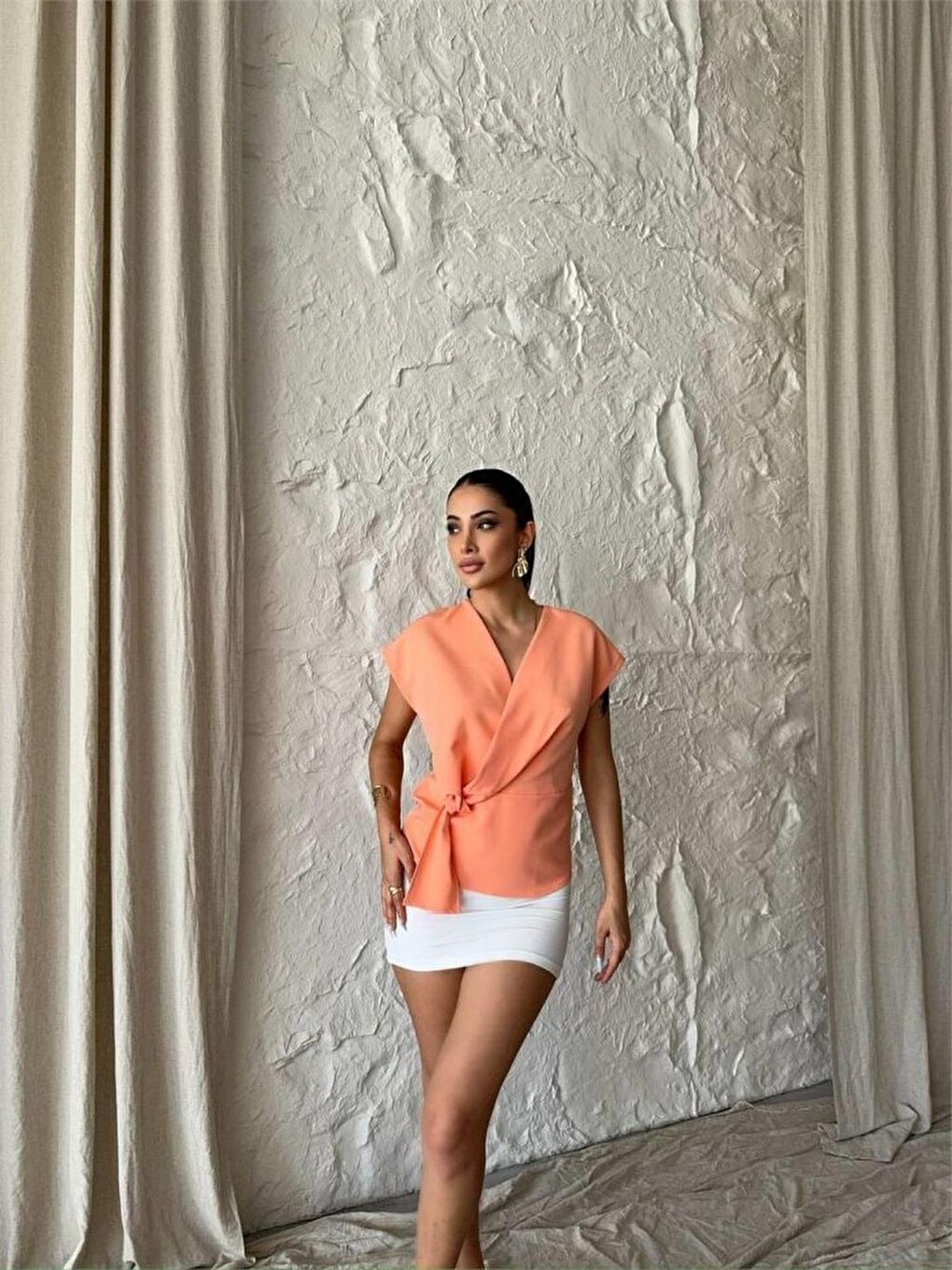 Pembe YANDAN BAĞLAMA DETAYLI KOLSUZ BLUZ - Somon-1