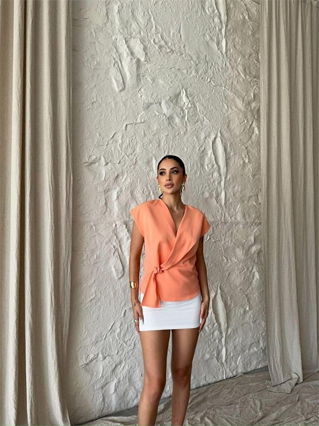 Pembe YANDAN BAĞLAMA DETAYLI KOLSUZ BLUZ - Somon-2