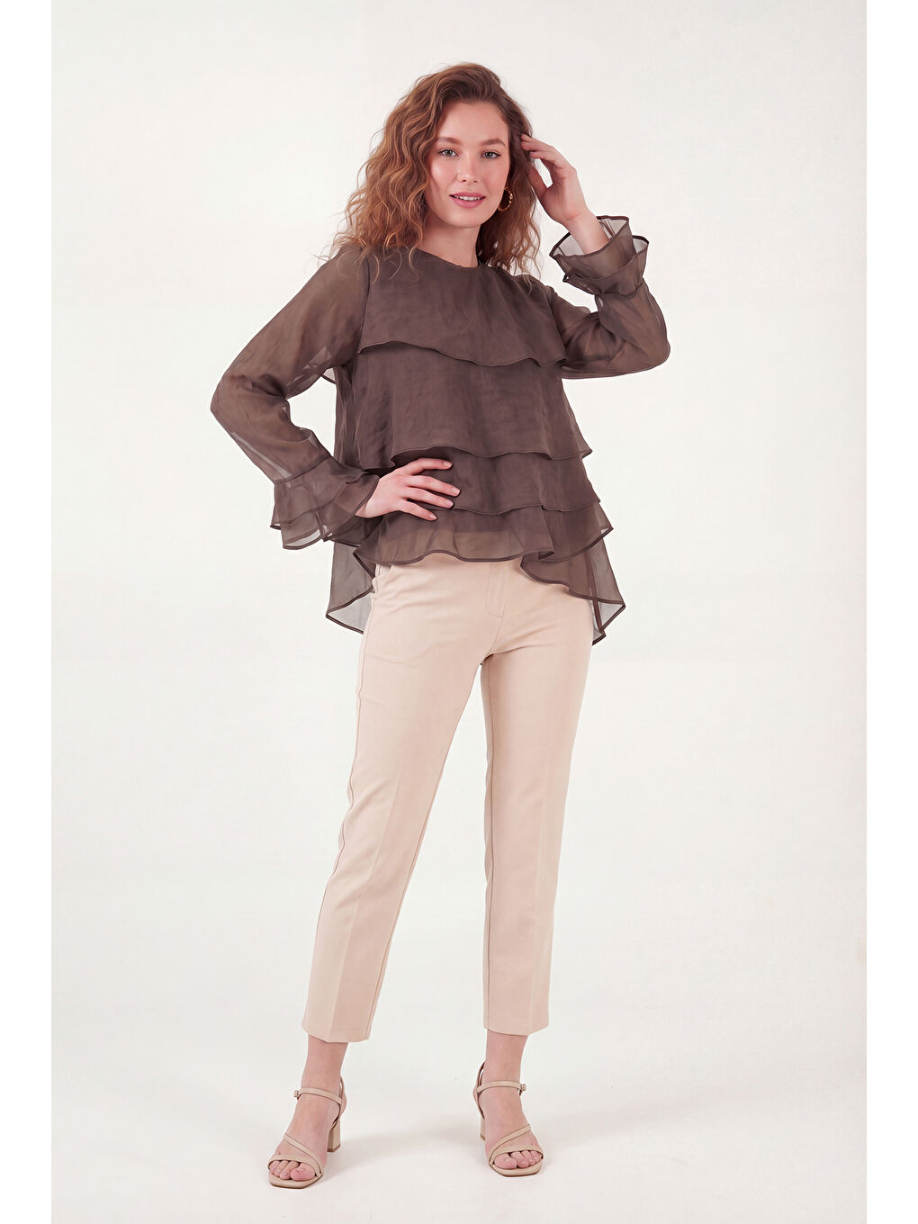 Kahverengi Fırfırlı Relaxed Fit Uzun Kollu Yuvarlak Bluz 6835049-3