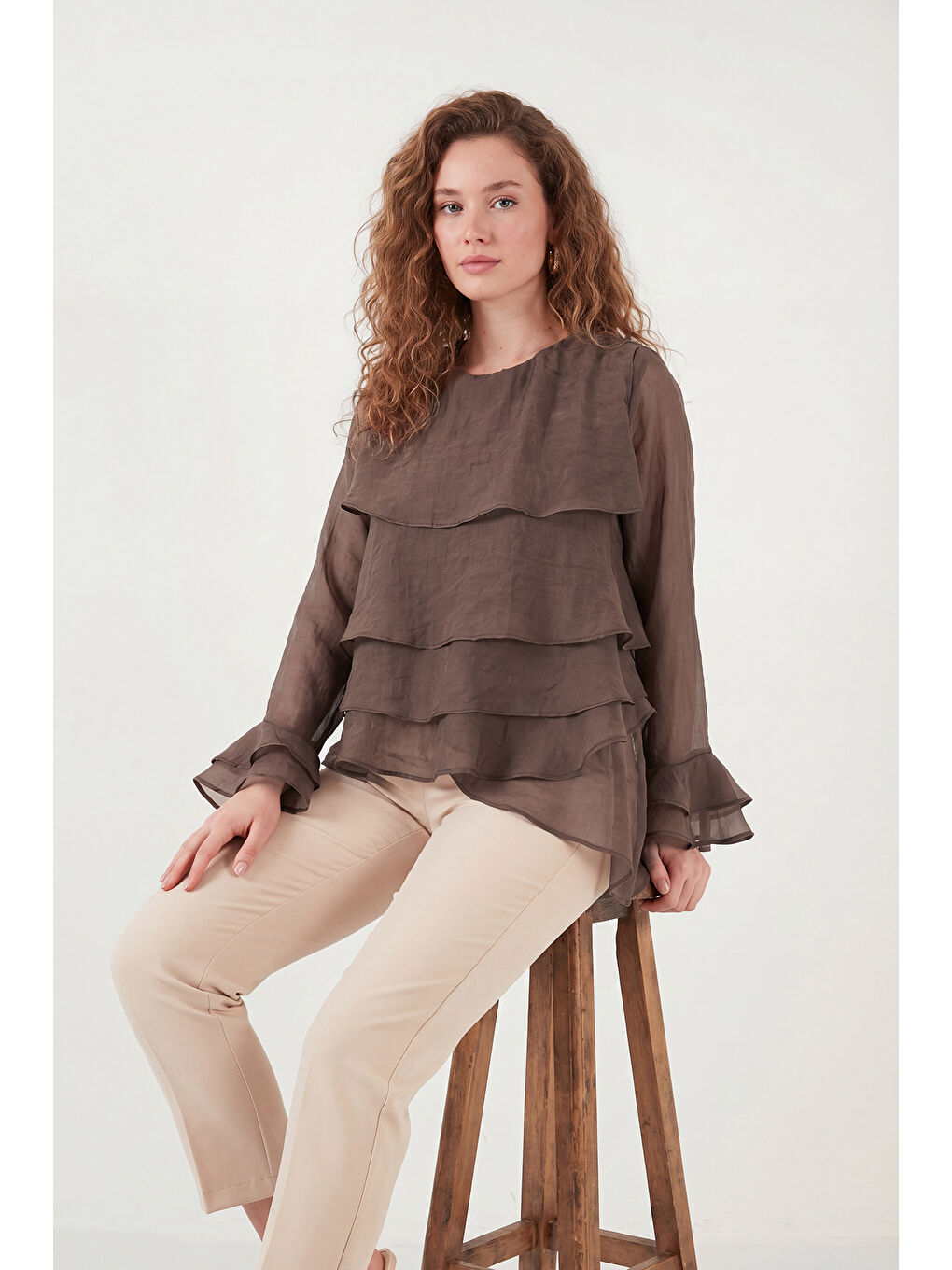 Kahverengi Fırfırlı Relaxed Fit Uzun Kollu Yuvarlak Bluz 6835049-4