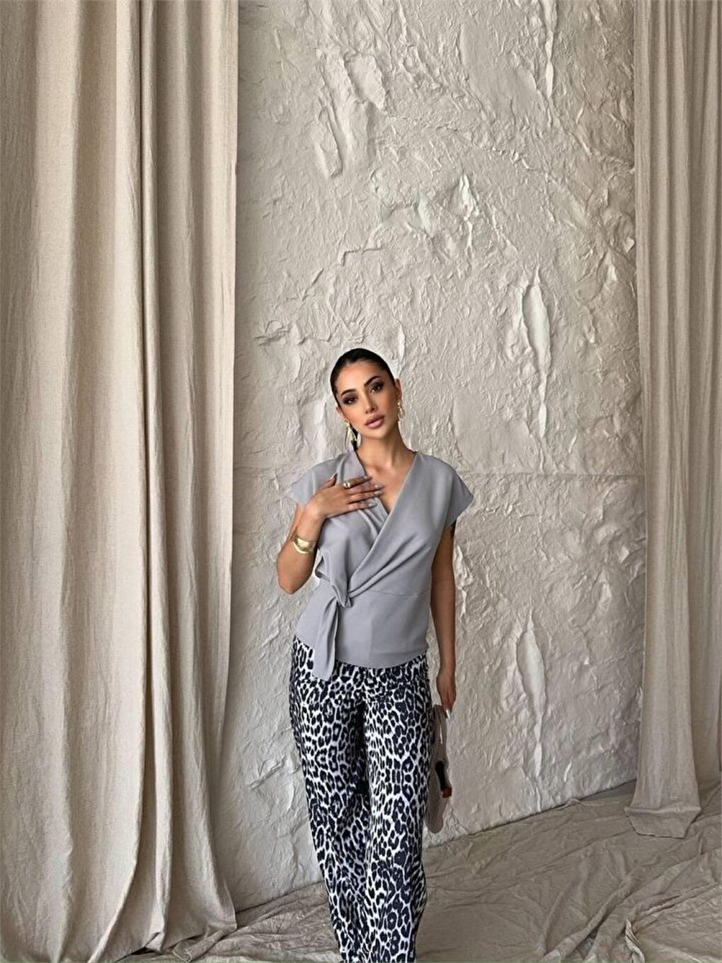 YANDAN BAĞLAMA DETAYLI KOLSUZ BLUZ - Gri-1