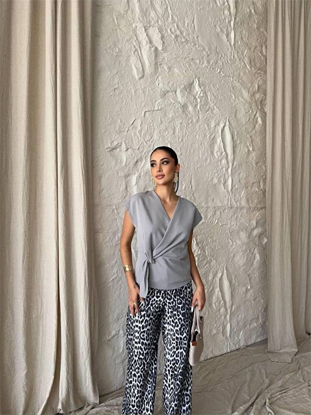 YANDAN BAĞLAMA DETAYLI KOLSUZ BLUZ - Gri-2